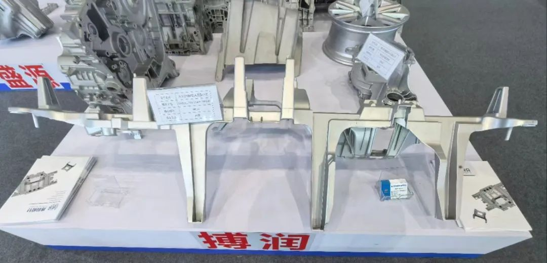 重慶鑄造行業(yè)協(xié)會組織的“會員企業(yè)鑄件展示區(qū)”，展示鋁、鎂合金鑄件